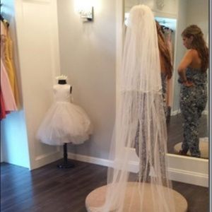 Mali’s Henderson Bridal Veil V7176c